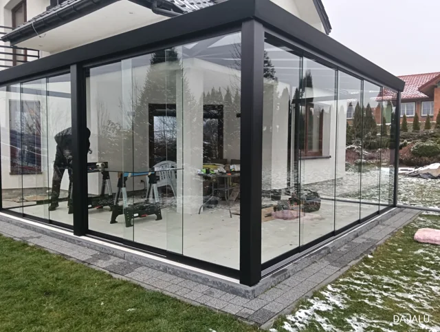 Taras z aluminiową konstrukcją i przeszkleniami